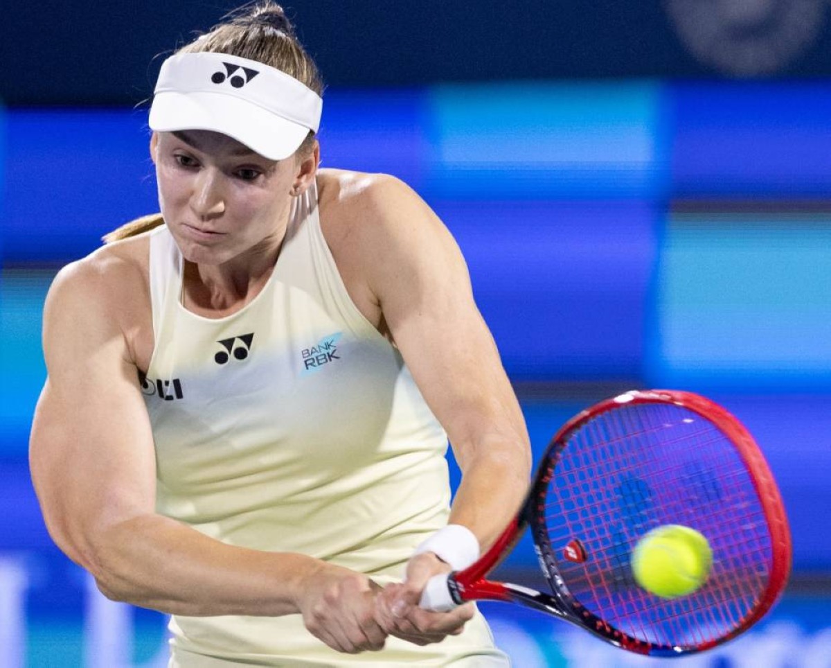 معجب يهدي ريباكينا رداء في بطولة دبي للتنس (فيديو)