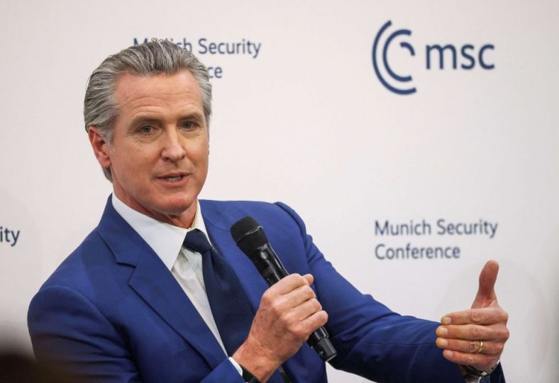 حاكم كاليفورنيا ينتقد ترامب بشدة في منتدى ميونخ قائلا سيرحل بعد ثلاث سنوات