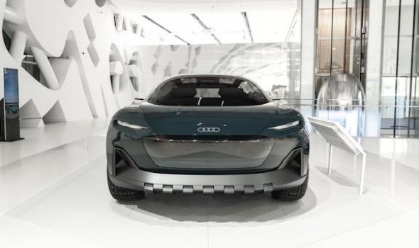 أودي تكشف عن A6 أولرود 2027 الهجينة القابلة للشحن بتصميم أعرض وأداء أقوى”