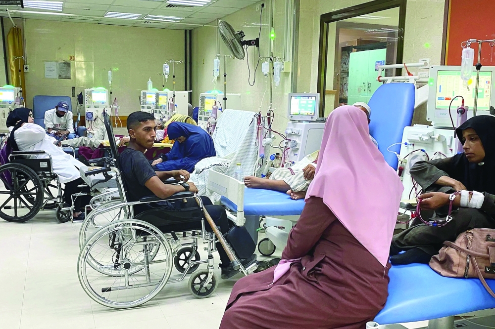 أكثر من 20 ألف مريض وجريح ينتظرون السفر للعلاج .. والوقت يتحول إلى حكم بالموت
