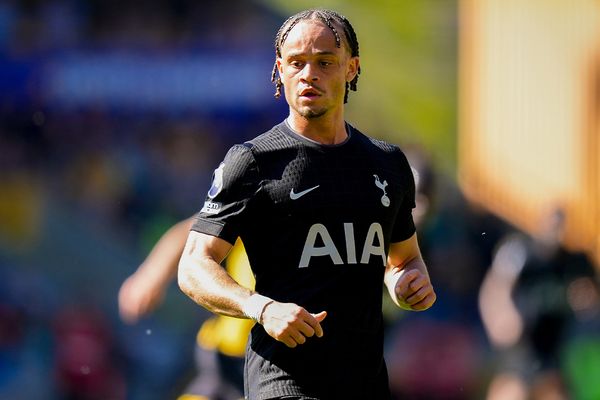 توتنهام الإنجليزي يعلن غياب لاعبه تشافي سيمونز عن الملاعب بسبب الإصابة