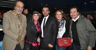 مواقف إنسانية تكشف الوجه الآخر للفنان محمود ياسين كأب وحما