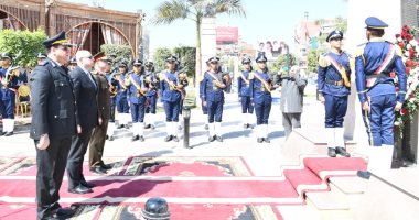 محافظ الفيوم يضع إكليلاً من الزهور على النصب التذكارى للشهداء بميدان قارون