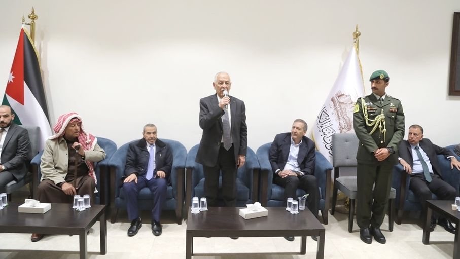 مندوبا عن الملك وولي العهد.. العيسوي يعزي الطراونة والصعوب