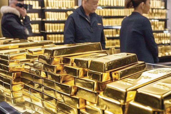 الذهب يتراجع مع تأثر المضاربين بتوقعات «ارتفاع الفائدة» وقوة الدولار