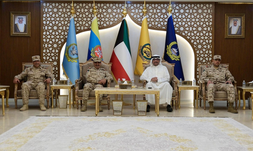 وزير الدفاع يقوم بزيارة ميدانية للقوة البحرية للاطلاع على سير العمل ومستوى الجاهزية