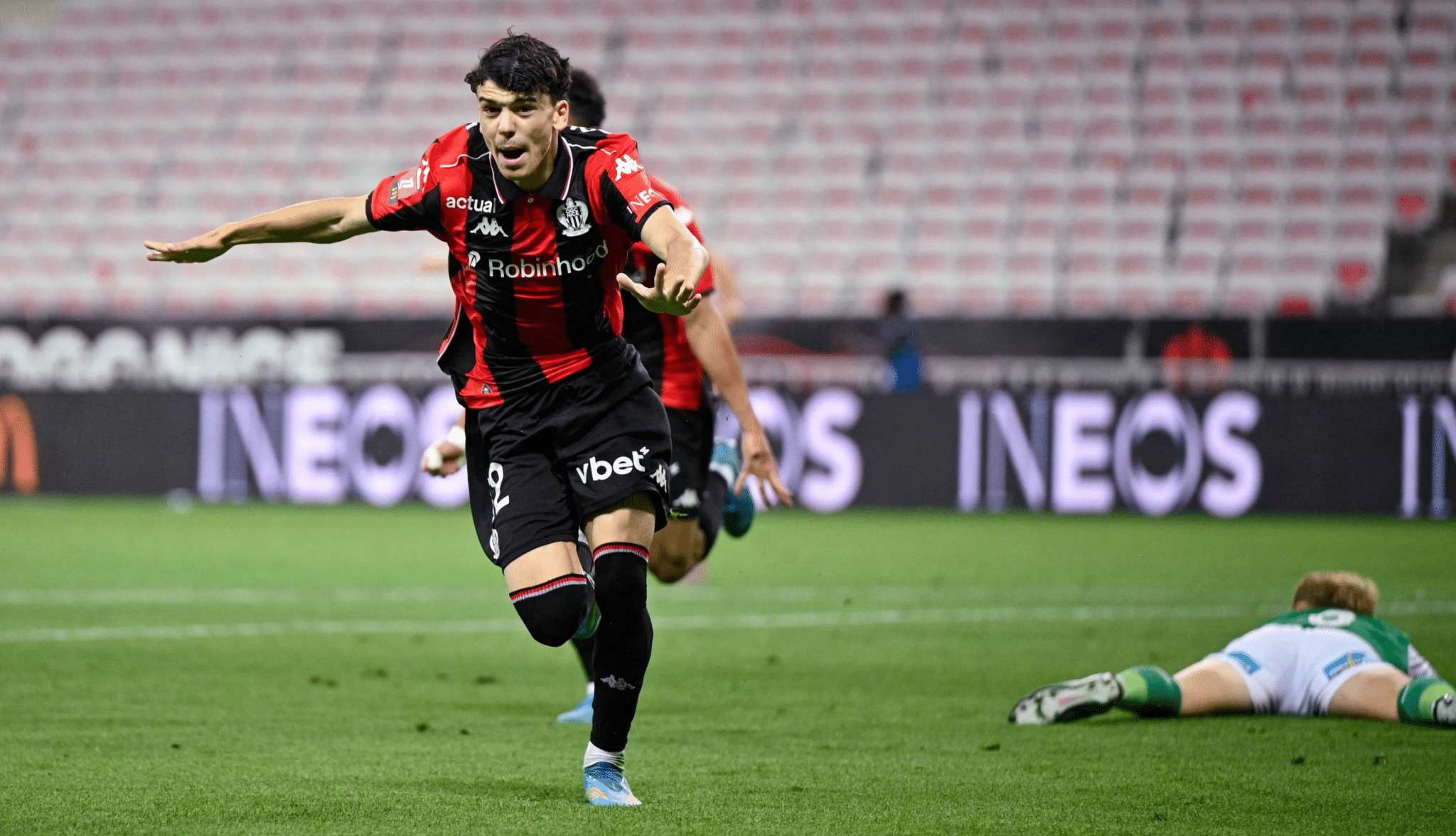 لاعب ليون الجديد يختار الجزائر.. من بوابة منتخب صايفي