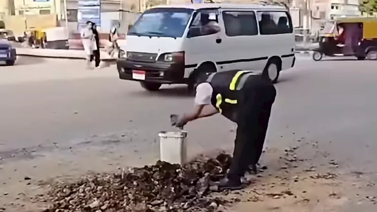 لفتة إنسانية وموقف مسؤول.. إشادة بمحافظ الشرقية بأحد رجال المرور