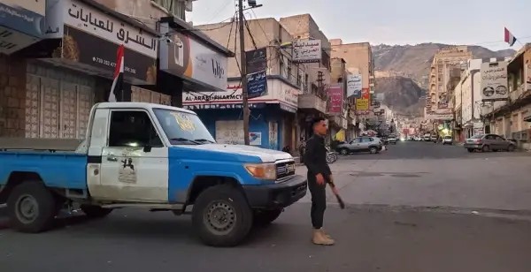 ضبط متهمين بجريمتي الشروع بالقتل وخيانة الأمانة في تعز اليمنية