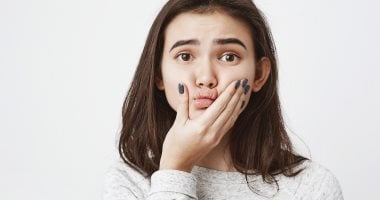 5 خطوات بسيطة تخلصك من انتفاخ الوجه صباحًا وتعيد نضارة البشرة