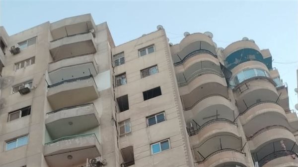 لحظات رعب وصراخ، سكان العقار المائل بكفر طهرمس يعيشون حالة من الذعر بعد زيادة الميل