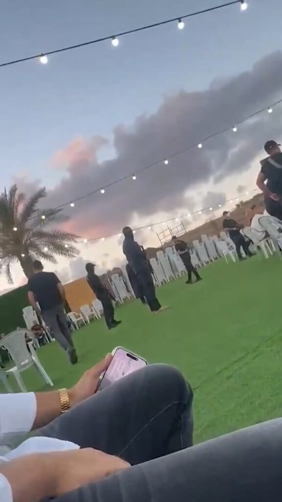 صدمة في الجليل: مسلحون ملثمون يقتحمون قاعة أفراح لتأمين أحد المدعوين