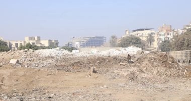 هيئة نظافة القاهرة ترفع مخلفات الهدم بمحيط سور مجرى العيون