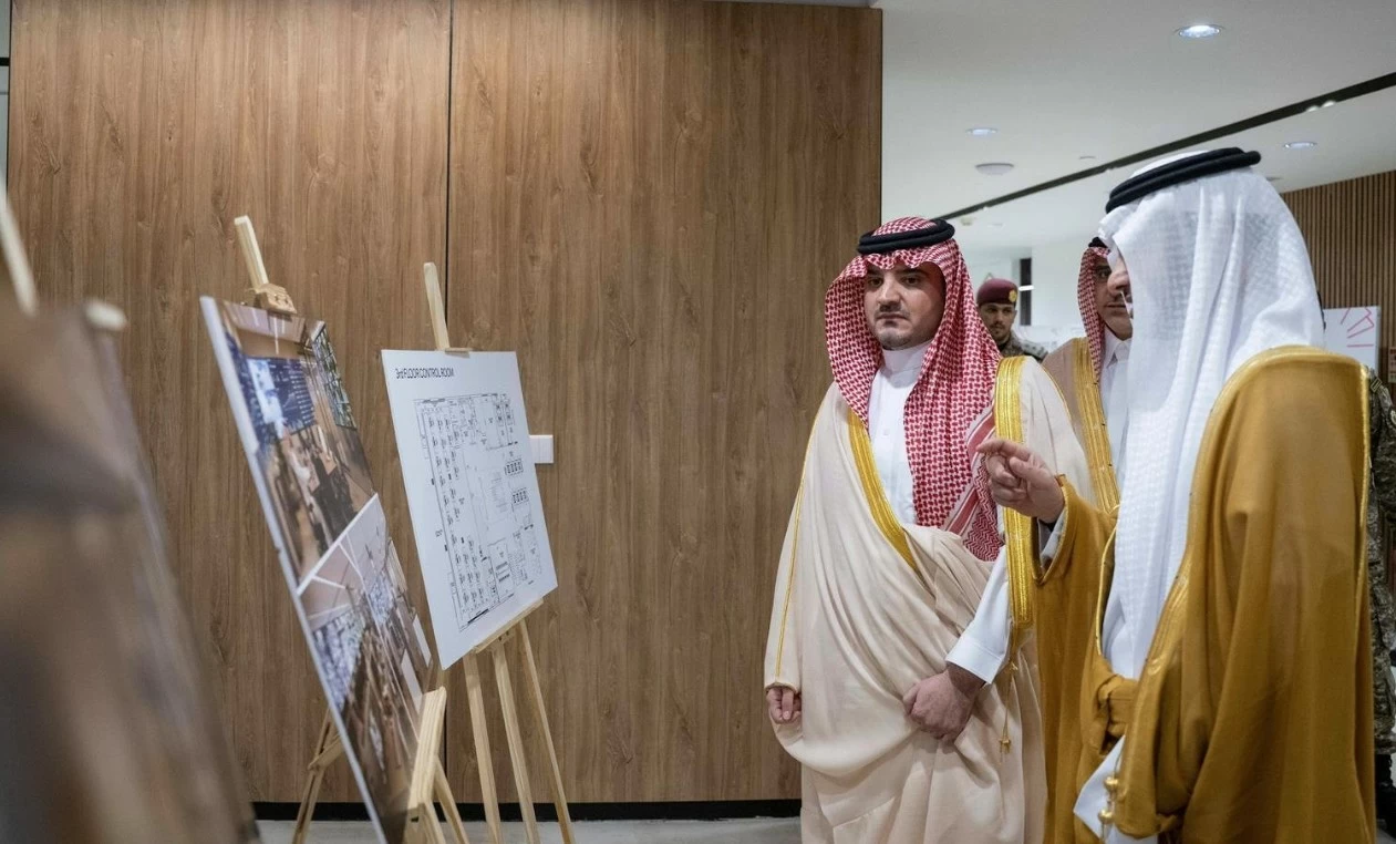وزير الداخلية يطّلع على منظومة النقل الذكية وغرفة التحكم والتشغيل بالمشاعر المقدسة