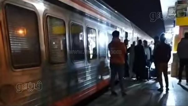 عطل مفاجئ يعطل القطار 976 المتجه إلى أسوان ويقطع الكهرباء على الركاب في المنيا
