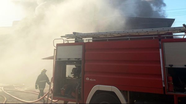 حريق يلتهم مخزنًا في منطقة التوفيقية وسط القاهرة