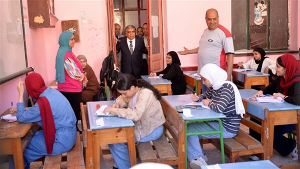 طلاب الشهادة الإعدادية بالدقهلية يؤدون اليوم امتحان "الجبر والإحصاء" داخل 599 لجنة