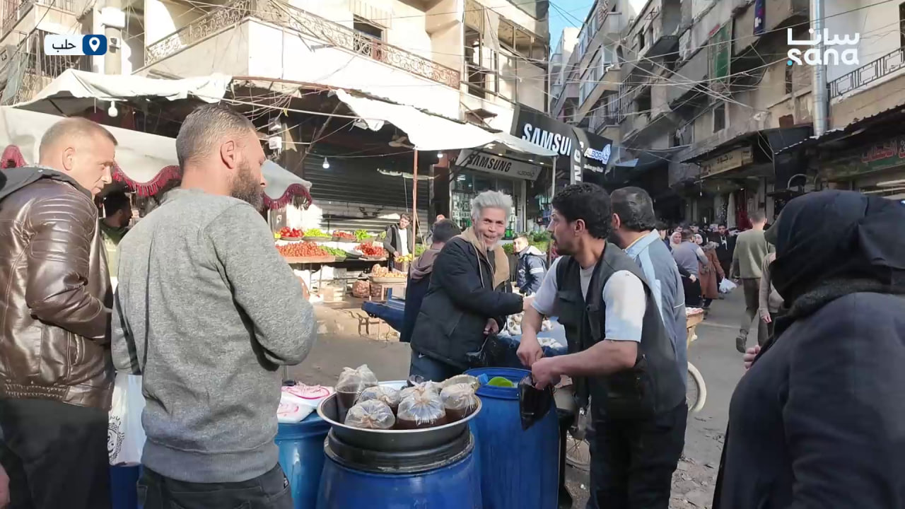 أسواق حلب تنبض بالحياة قبيل موعد الإفطار