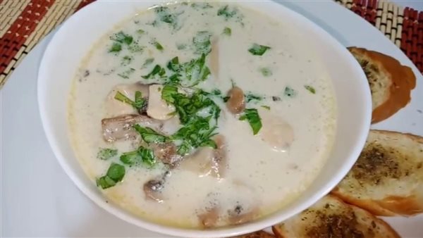 طريقة عمل شوربة الفراخ بالكريمة والمشروم، لذيذة ومغذية على الإفطار