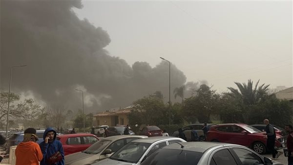 حريق يلتهم مواسير بلاستيك داخل كمبوند بمدينة نصر