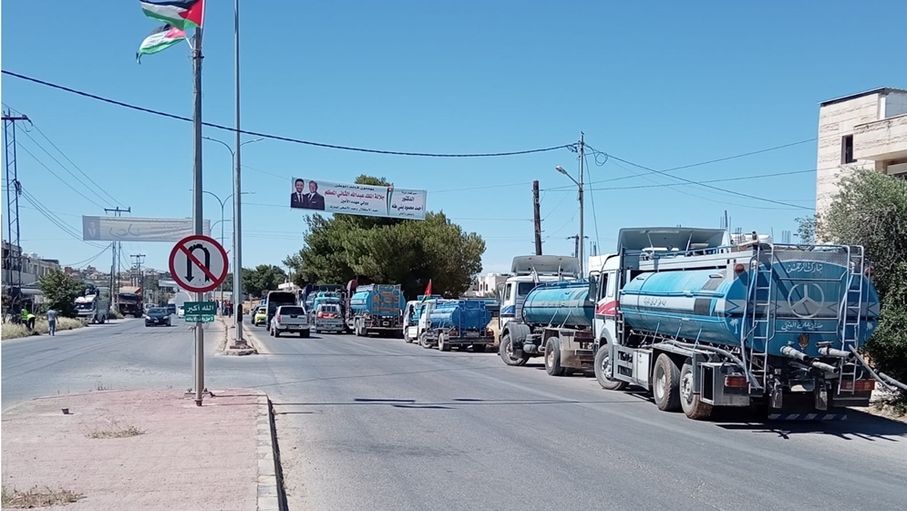 محافظ مادبا ينهي أزمة اعتصام أصحاب صهاريج المياه في بئر العريش