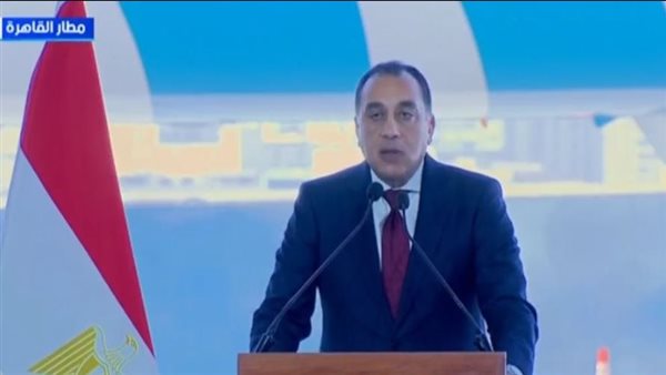 رئيس الوزراء يعلن بدء إلغاء العمل تدريجيا بنظام كارت الجوازات الورقي في المطارات