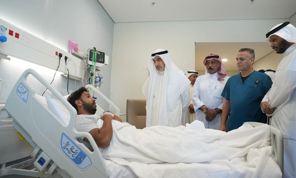 النائب الأول ووزير الداخلية يقوم بزيارة المصابين جراء الاعتداء الإيراني الآثم على مطار الكويت الدولي