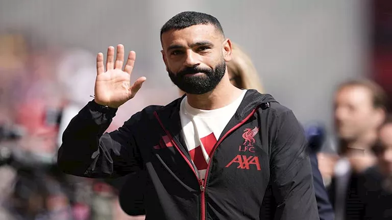 محمد صلاح يودع ملعب الأنفيلد رفقة عائلته (صور)