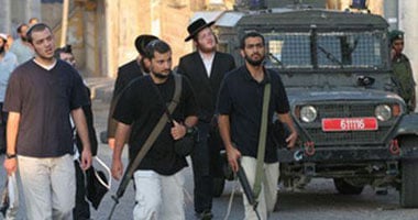 مستوطنون يحرقون مسجدا ويخطون شعارات عنصرية غرب نابلس