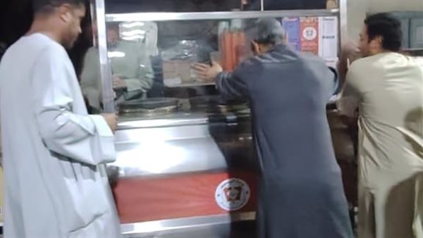 ضبط عاملين وغلق المحل فى واقعة العثور على برص داخل طاجن كشرى بسوهاج