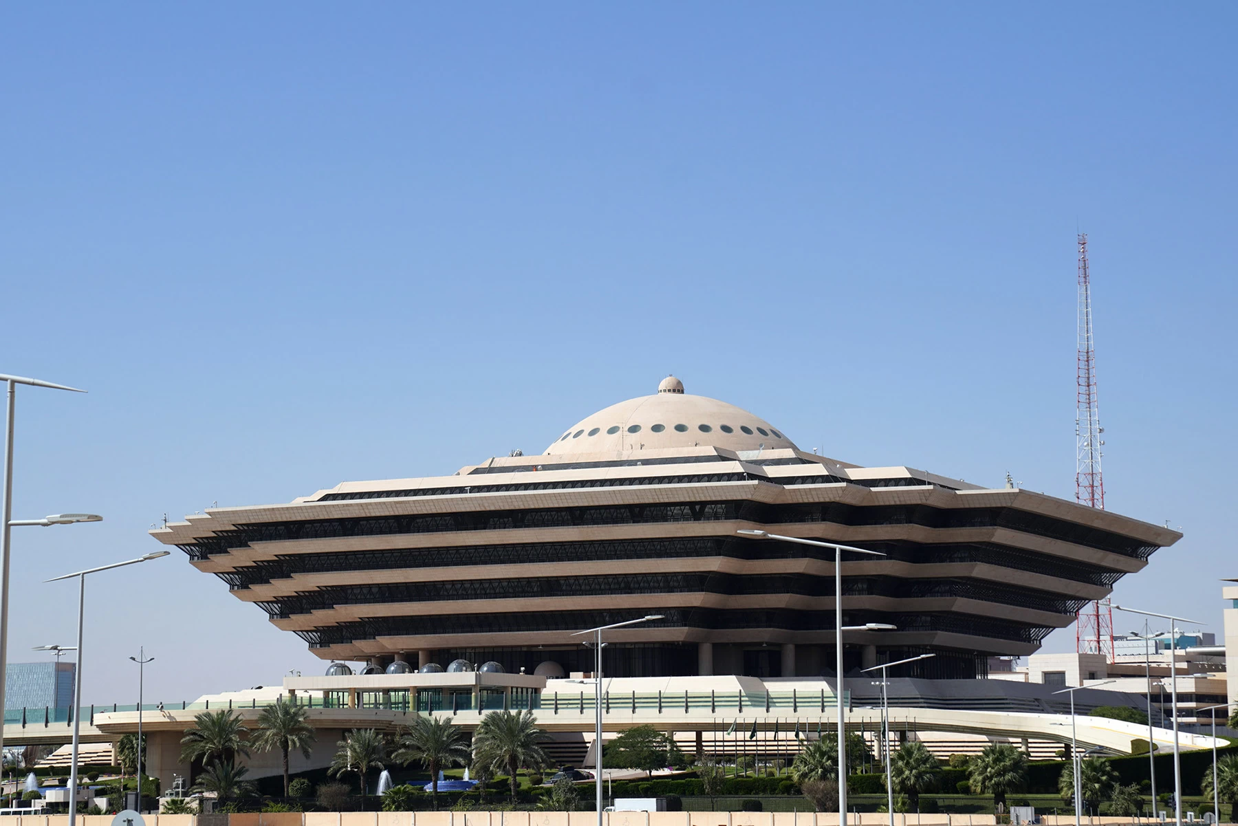 «الداخلية»: غرامة 50 ألفاً والسجن والترحيل لمخالفي تأشيرة الدخول