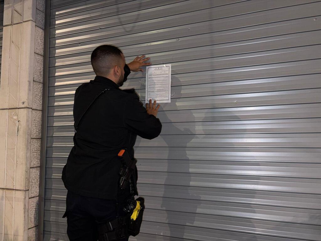 ضبط أسلحة وذخيرة وإغلاق محلات تجارية خلال حملة شرطية في كفر كنا