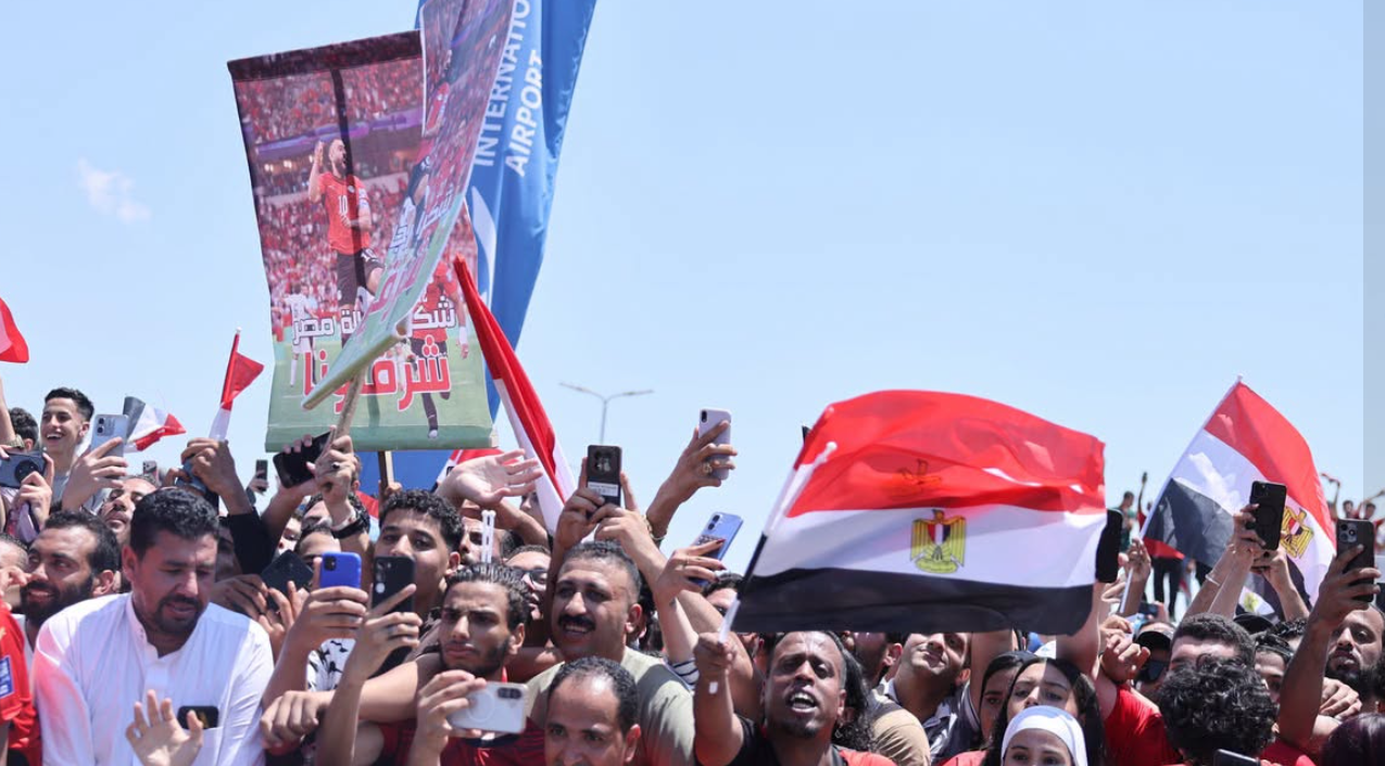 بالفيديو.. استقبال شعبي كبير للمنتخب المصري بعد التألق في المونديال