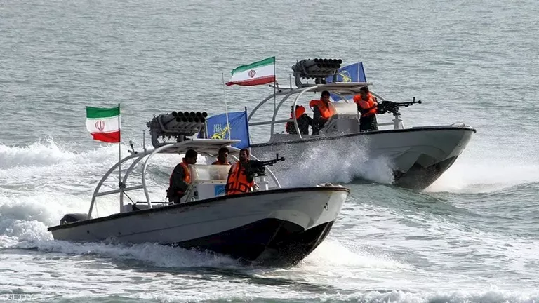 إيران تعلن توجيه طلقات تحذيرية لسفينة حربية أمريكية