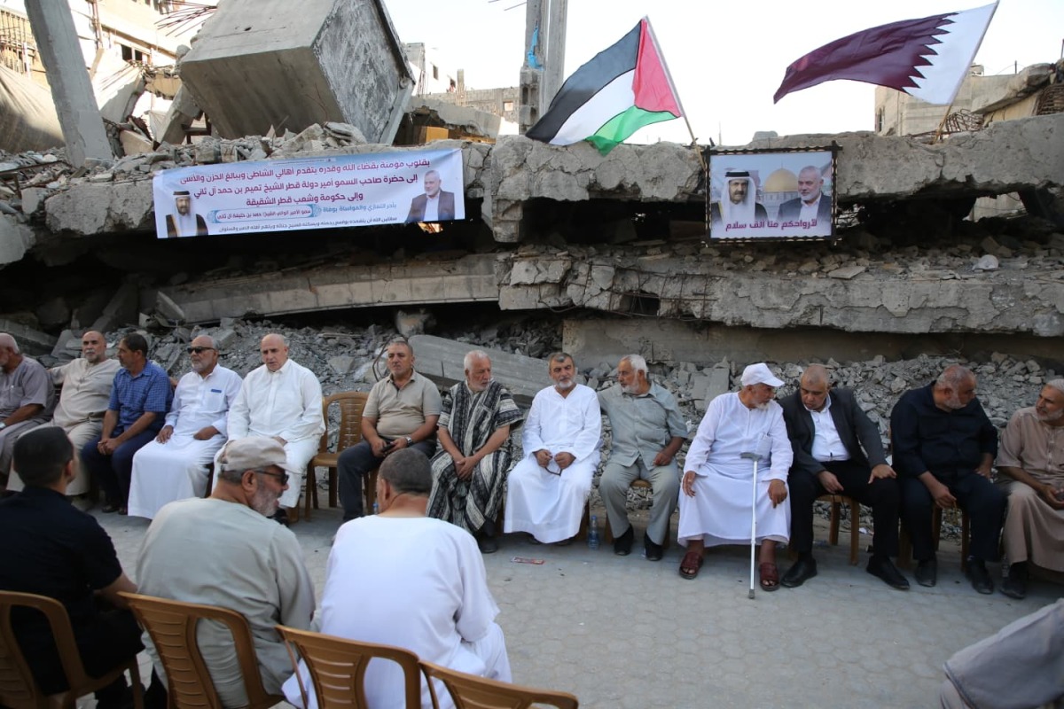 ‫ غزة توثق وفاءها للأمير الوالد.. بيت هنية المهدم يتحول لمجلس عزاء
