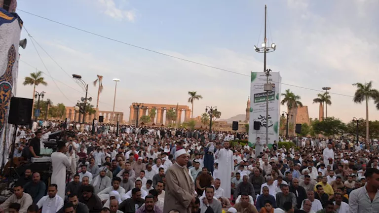 محافظ الأقصر يؤدي صلاة عيد الأضحى بساحة سيدي "أبو الحجاج"