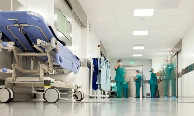 مصحة خاصة بطنجة تحتجز طفل أسرة نازحة من القصر الكبير بسبب فاتورة علاج