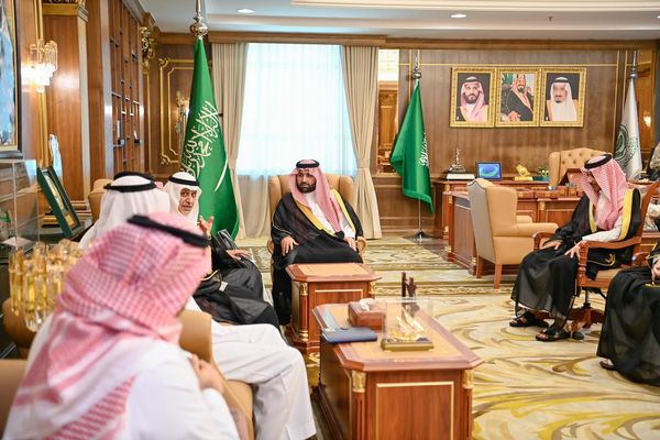 أمير جازان يستعرض المشاريع الصناعية ويؤكد تطوير الخدمات ويدشّن برنامج "مسؤولية الأسرة"