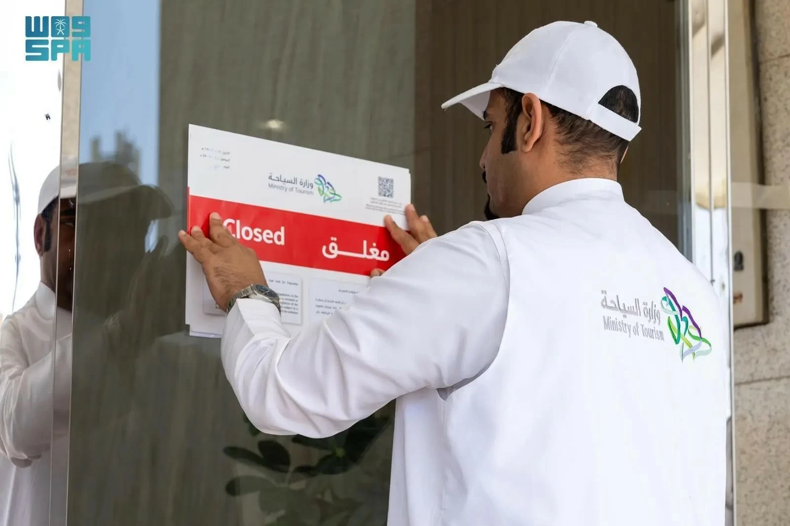 السماح بالتدخين في بهو مرافق الضيافة وعدم الرد على الاستفسارات