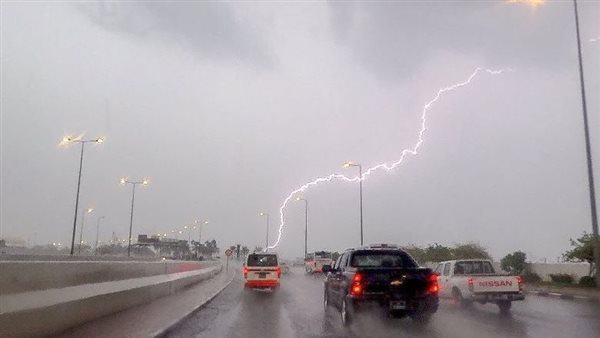 تقلبات جوية شديدة، برق ورعد وحبات برد وانخفاض درجات الحرارة اليوم