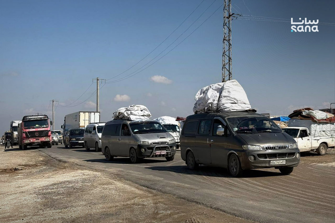لحظة انطلاق الحافلات التي تقل مهجري عفرين من الحسكة إلى ريف حلب بمرافقة قوى الأمن الداخلي