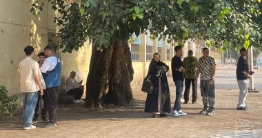 الأمهات في الصفوف الأولى للدعم.. توافد أولياء الأمور على لجان الثانوية العامة بالجيزة
