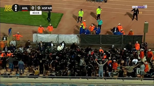 مشادة لاعبين تشعل المدرجات.. اشتباكات بالزجاجات بين جماهير الأهلي والجيش الملكي