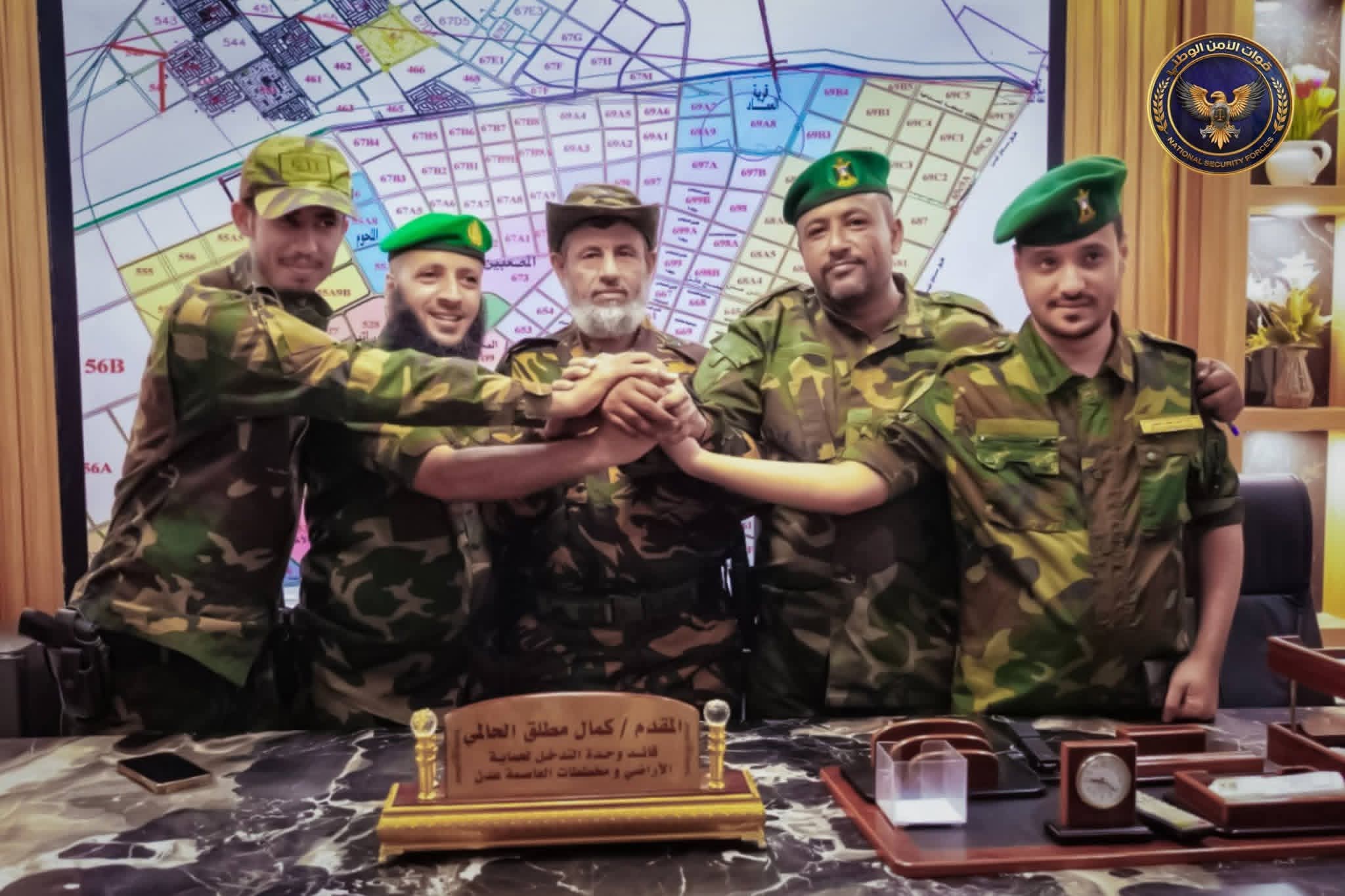 بحضور اللواء الجمالي.. إجراء عملية الاستلام والتسليم بين قيادة وحدة حماية الأراضي السلف والخلف