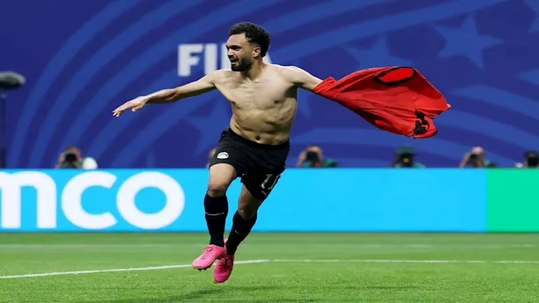 خبير تحكيمي يكشف لمصراوي: "ليتكسير" حرم محمد صلاح من مخالفة واضحة