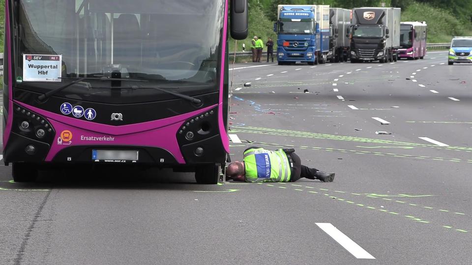 حادث مأساوي في ألمانيا.. سائق دراجة نارية يسقط على طريق سريع وحافلة تدهسه أمام المركبات المارة