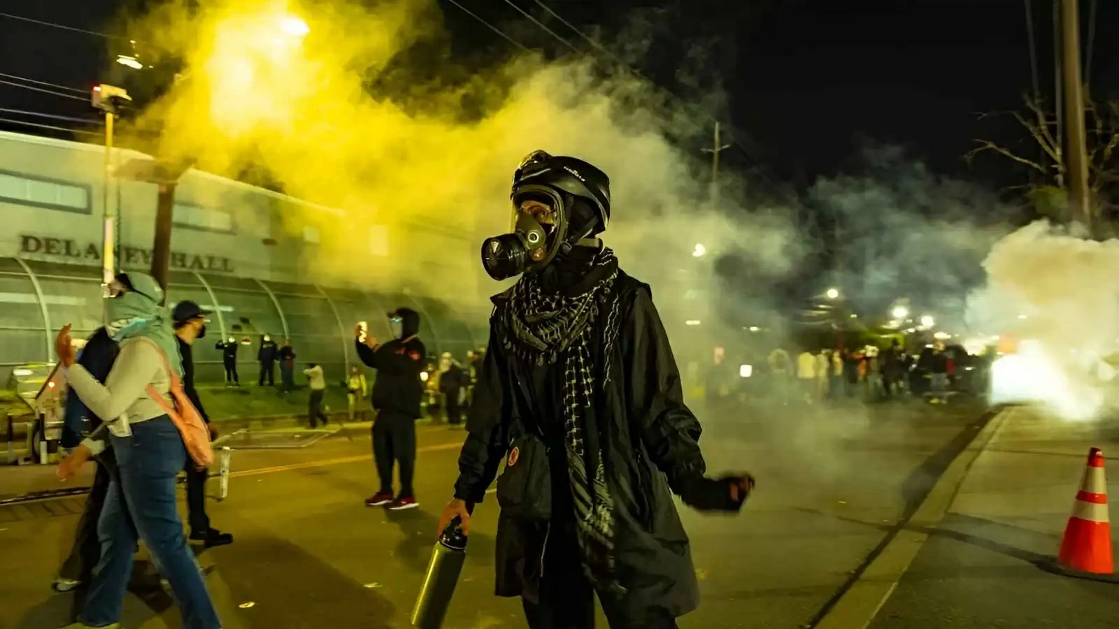 «حاميها حراميها».. جهاز تتبع يفضح شرطياً سرق حقيبة صحفيّة