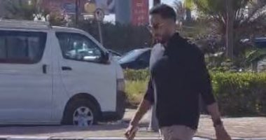 عصام السقا ورنا رئيس وسوزان نجم الدين يواسون مى عمر فى جنازة والدها