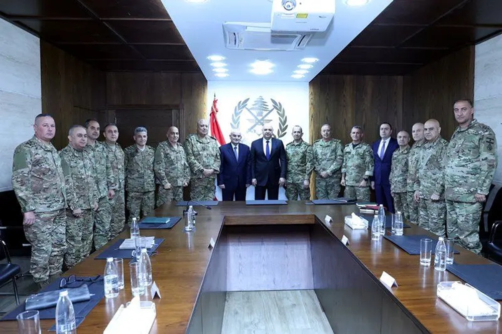 الرئيس عون بعد زيارة وزير الدفاع وقيادة الجيش في اليرزة: إذا تعرّض الجيش للاهتزاز فالوطن بأسره سيتعرّض للخطر وسأقف سدّاً منيعاً عند التعرّض لهذه المؤسسة العسكرية ومن هو على رأسها