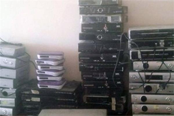 ضبط صاحب محل بالجيزة لبيعه أجهزة ريسيفر لفك القنوات المشفرة دون ترخيص